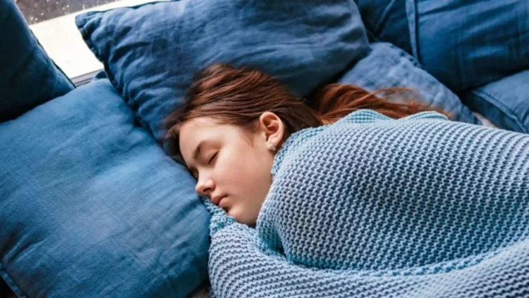 Link Between Irregular Sleep Routine & High Blood Pressure In Teens With Extra Belly Fat!